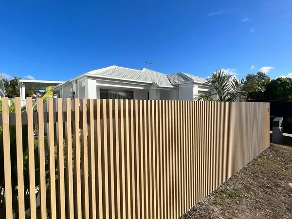 Woodgrain aluminium batten fence along a property boundary
