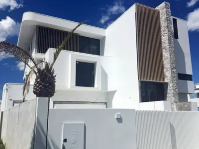 Woodonali woodgrain aluminium as fence and gate infill — Fences & Gates project