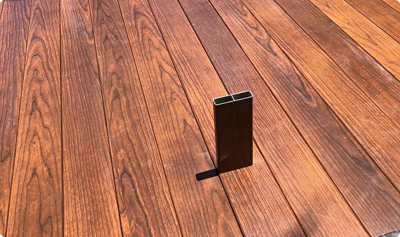 Sunlit woodgrain aluminium boards with a dark end cap section