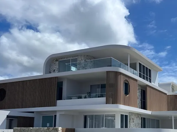 Multi-storey building with curved woodgrain aluminium facade battens